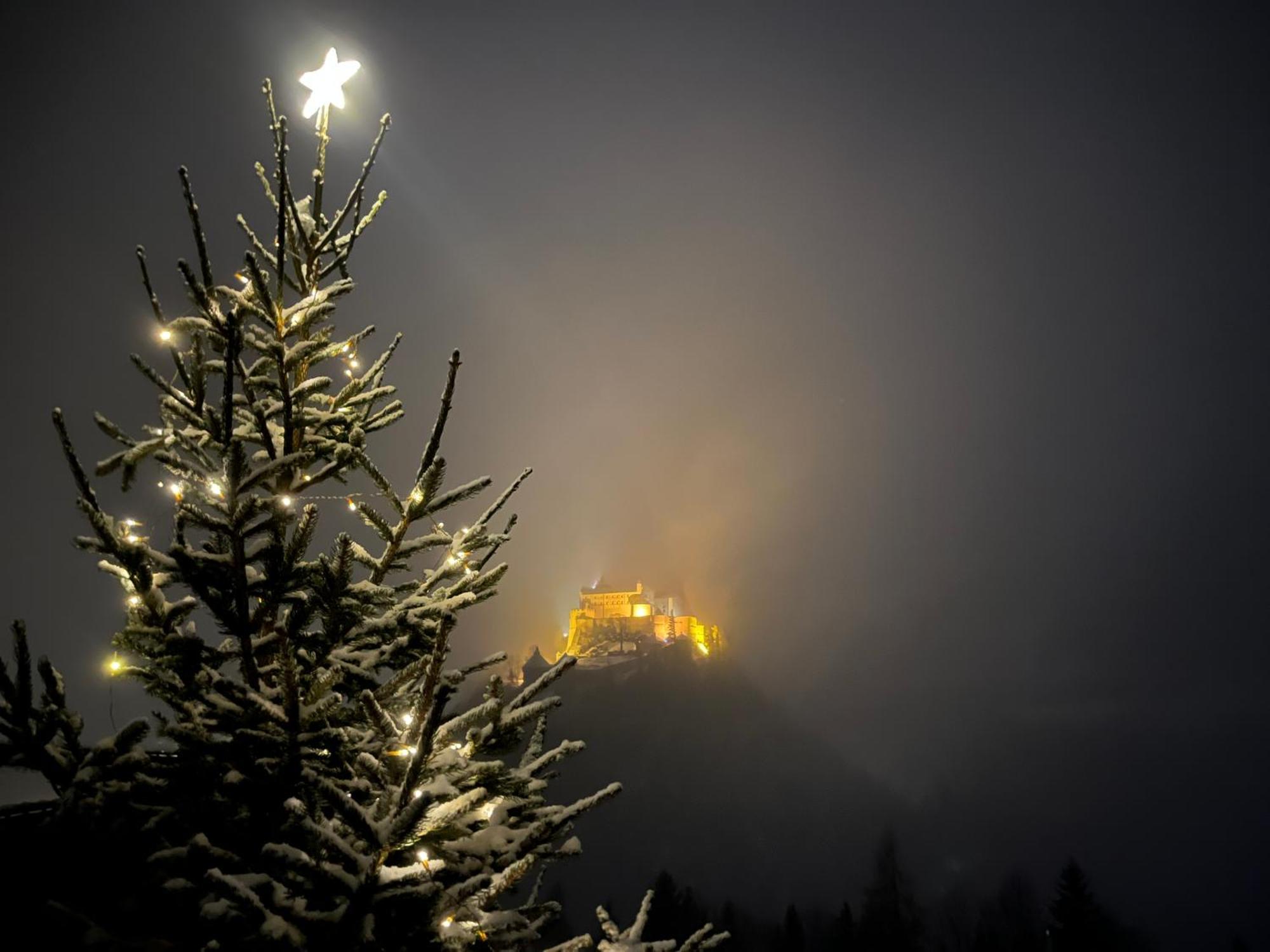 Haus Biechl Mit Blick Auf Die Burg Hohenwerfen Pfarrwerfen Exterior foto