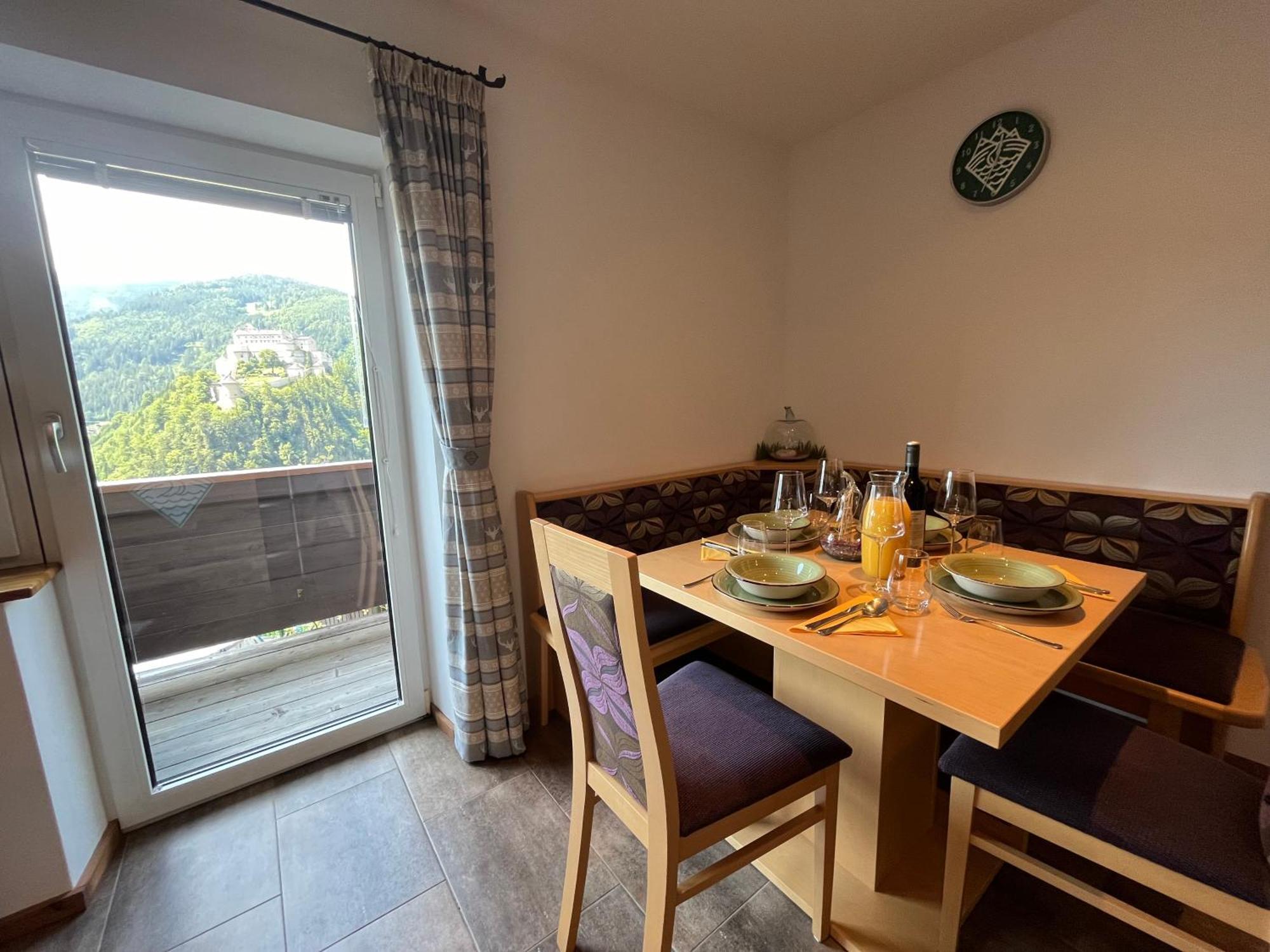 Haus Biechl Mit Blick Auf Die Burg Hohenwerfen Pfarrwerfen Exterior foto